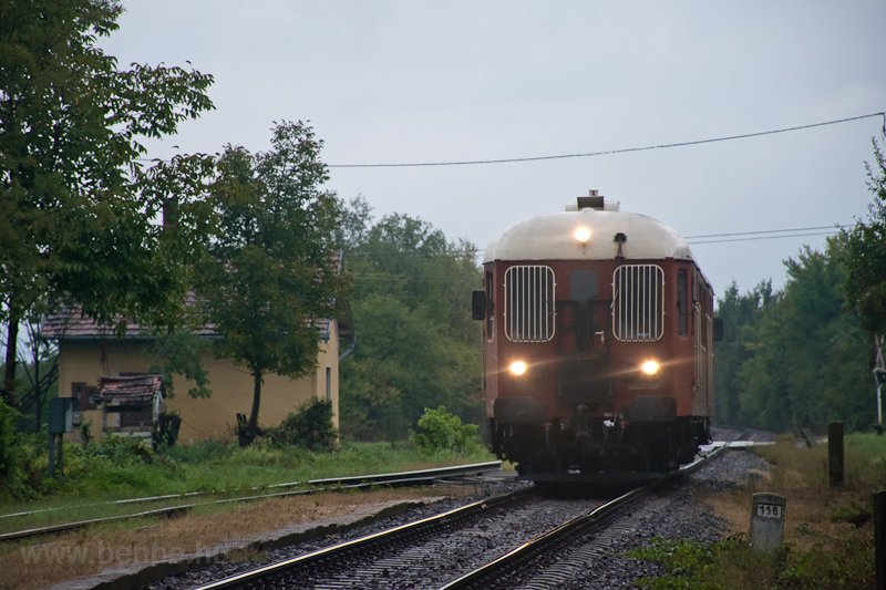 kép A MÁV-Rail Tours ABbmot 610 Sumony állomáson fotó