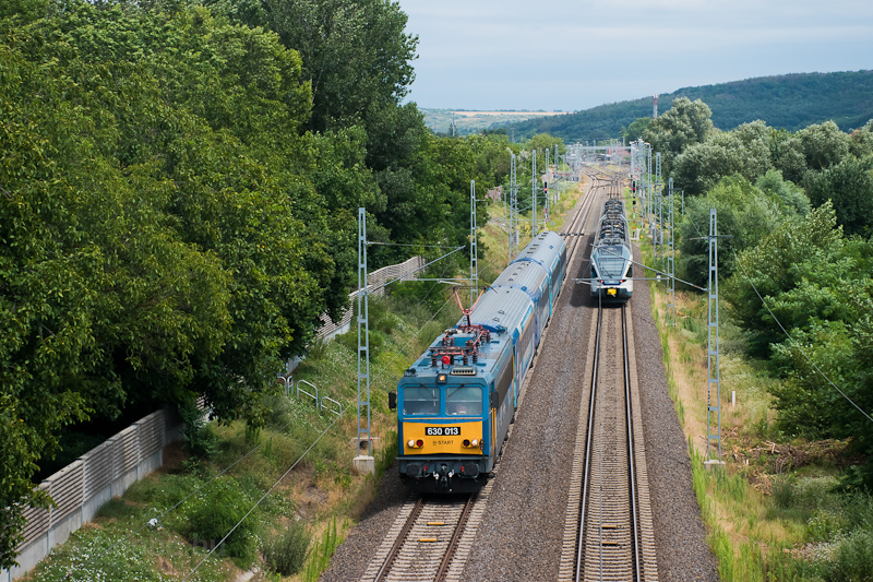A MÁV-START 630 013 pályaszámú Gigant és a 415 106 pályaszámú Stadler FLIRT Pécel és Rákoscsaba között fotó