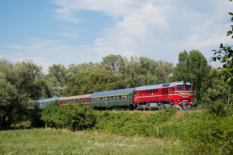 A MÁV-START M62 194 Nemesgulács-Kisapáti és Badacsonytördemic-Szigliget között a Saxonia nemzetközi gyorsvonattal fotó