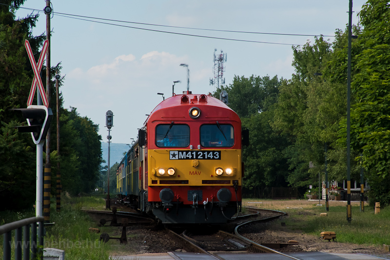 A MÁV-START M41 2143 Badacsonytördemic-Szigliget állomáson, öt fehér lámpával és a telikék személyvonattal fotó