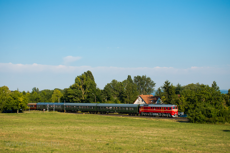 The MÁV-START M62 194 seen hauling the fast train Saxonia between Zánkafürdő (Zánka-Erzsébettábor) and Zánka-Köveskál photo