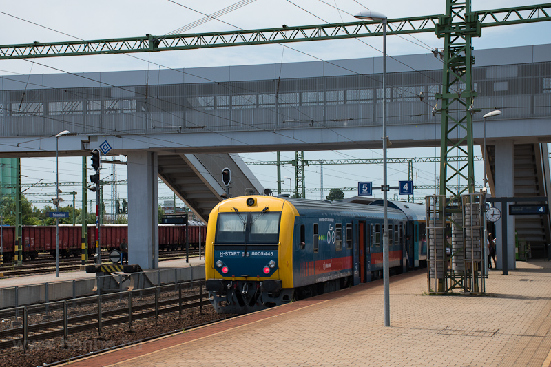 kép A MÁV-START 8005 445 Posta-Bhv vezérlőkocsi Székesfehérvár állomáson fotó
