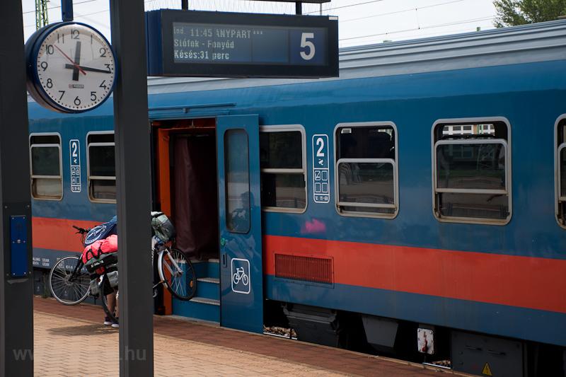 kép A MÁV-START 8005 445 Posta-Bhv vezérlőkocsiba szállnak föl kerékpárosok Székesfehérvár állomáson fotó