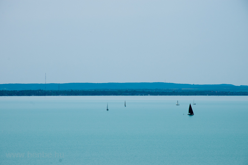 A Balaton látképe vitorlás hajókkal a balatonakarattyai magaspartról fotó