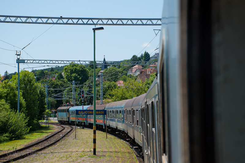 Balatonalmádiban kanyarog a csöppet sem klímás vonat fotó