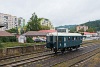 A MÁV-Rail Tours BCmot 390 Komló állomáson, a háttérben a híres Piramis-ház