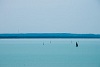 A Balaton látképe vitorlás hajókkal a balatonakarattyai magaspartról