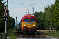 A MÁV-START M41 2143 Badacsonytördemic-Szigliget állomáson, öt fehér lámpával és a telikék személyvonattal