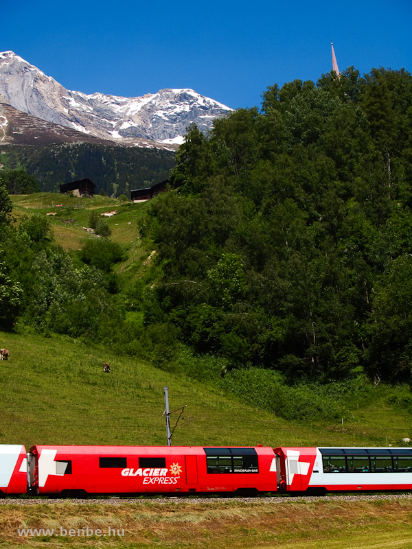 A Glacier-Express kiszolglkocsija s a 3614 mter magas Tdi fot