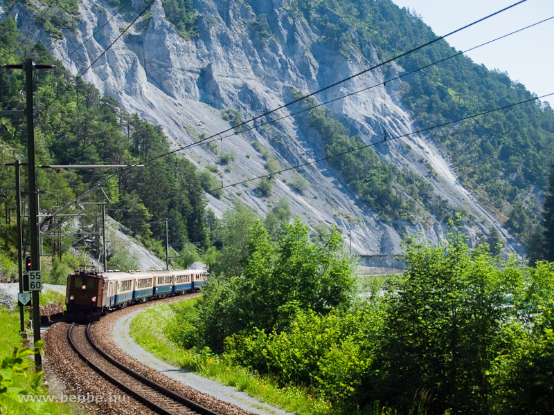 A Ge 4/6 353 az Alpine Classic Pullman Express-szel Trin s Versam-Safien kztt fot