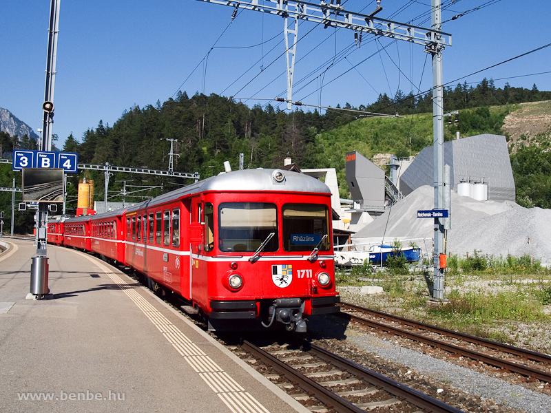 Az RhB Be 4/4 511 motorvonat Reichenau-Tamins llomson fot