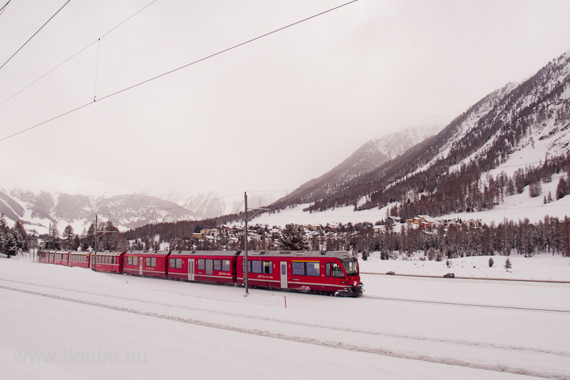 A Rhtische Bahn ABe 8/12 3501 Punt Muragl s Pontresina kztt a Bernina-Express panormavonattal fot