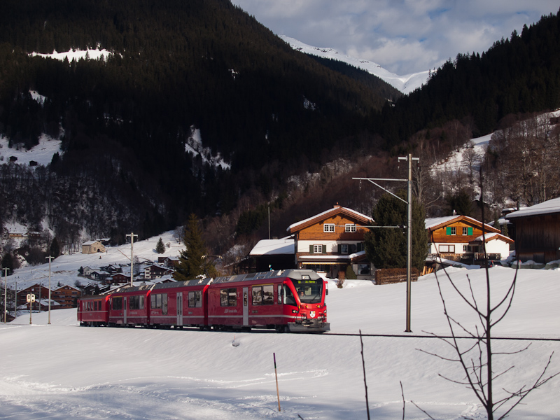 A Rhtische Bahn egy ismeretlen ABe 8/12-es Allegrja Engadin Star vonattal Klosters Dorf s Klosters kztt fot
