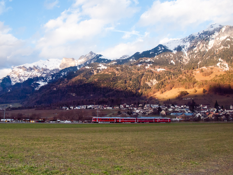 An unidentified RhB Be 4/4 trainset seen between Malans and Landquart photo