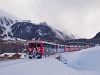 A Rhätische Bahn ABe 4/4<sup>III</sup> 55 és 51 Pontresina és St. Moritz között a Bernina-Express panorámavonattal
