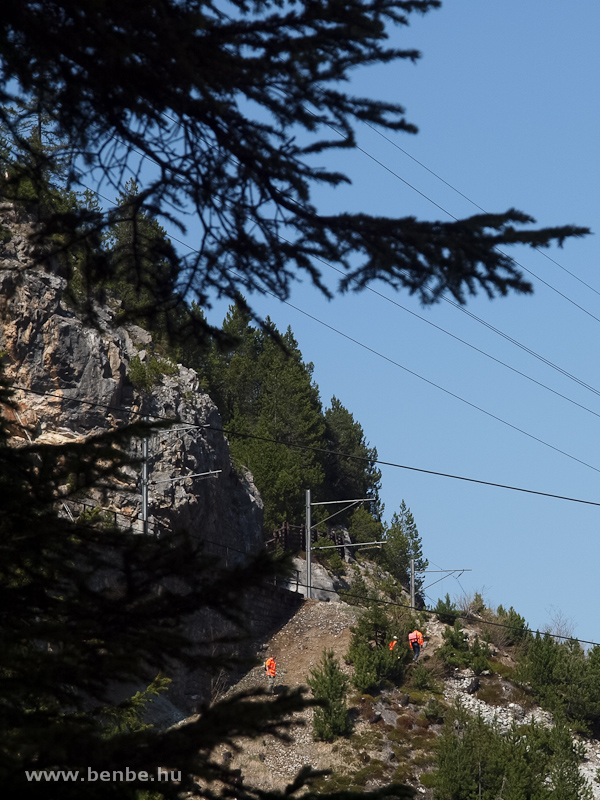 Munksok msznak fl a viadukthoz fot