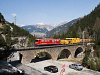 A Rhätische Bahn tehervonatába sorozva egy aláverőgép mászik fölfelé az Albula-hágóra - a vonógép a Ge 6/6<sup>II</sup> 705