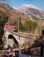[GIGAPAN] The Ge 4/4<sup>III</sup> 642 <q>RhB-Team</q> advertising livery locomotive on the Albula-IV viadukt between Muot and Preda