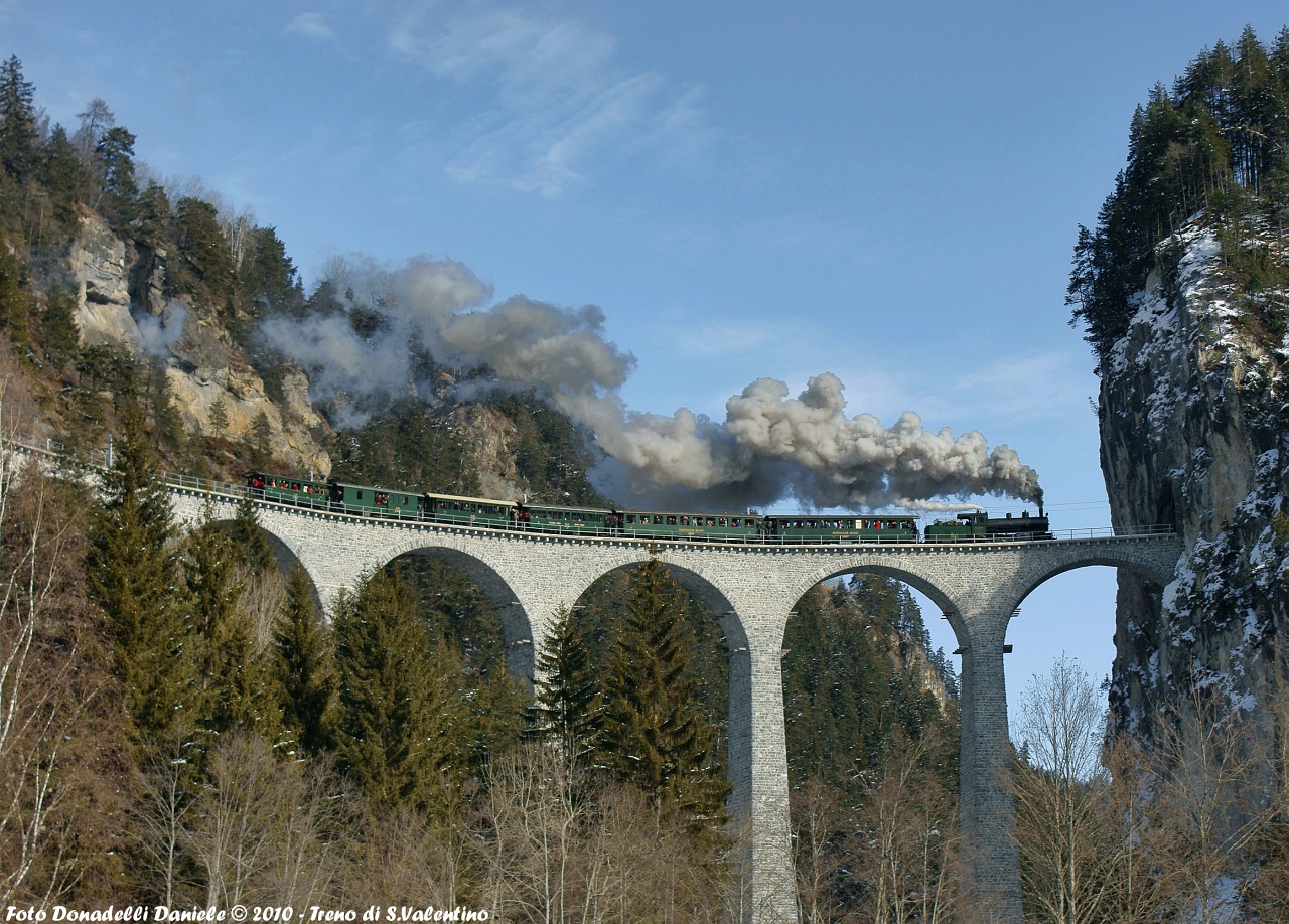 Az RhB G 4/5 107 plyaszm nosztalgia-gőzmozdonya a Landwasser-viadukton Filisurnl fot