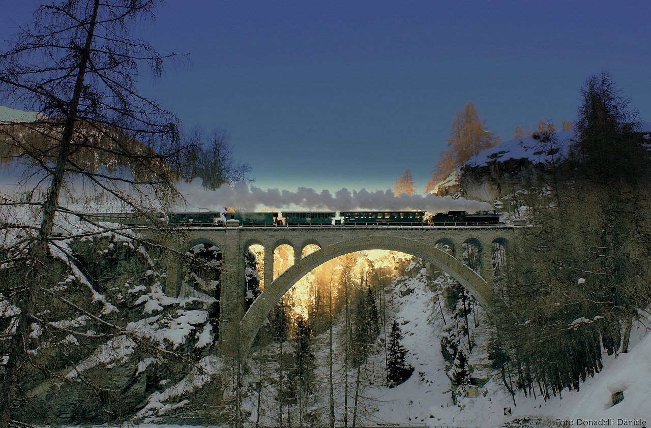 The RhB G 4/5 108 historic steam locomotive on the Val Tuoi-Viadukt by Guarda photo