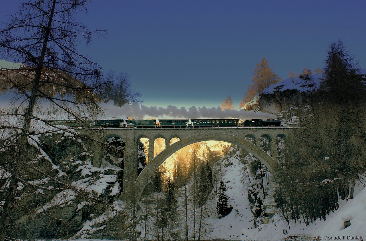 Az RhB G 4/5 108 plyaszm nosztalgia-gőzmozdonya a Guarda előtti Val Tuoi-Viadukton fot