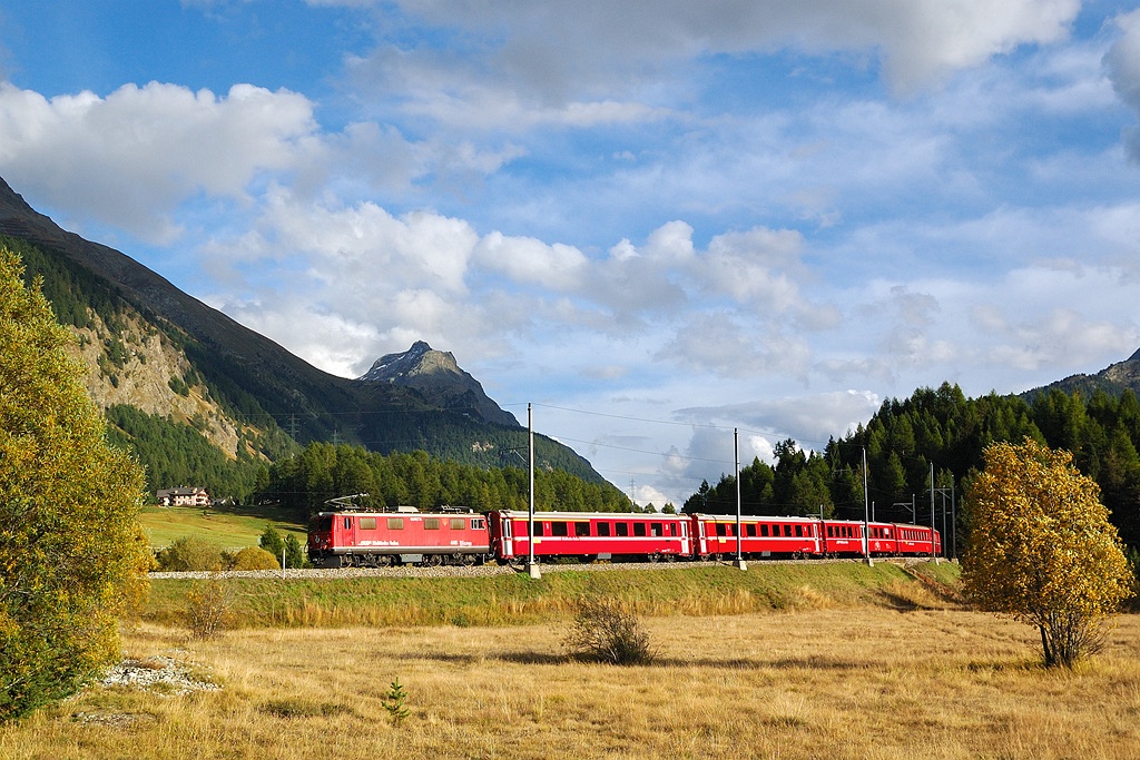 Egy Pontresina/Puntraschigna felől Scuol-Taraspba kzlekedő szemlyvonat halad nem sokkal induls utn Punt Muragl-nl Samedan fel, ln egy rgi, Ge 4/4 fot