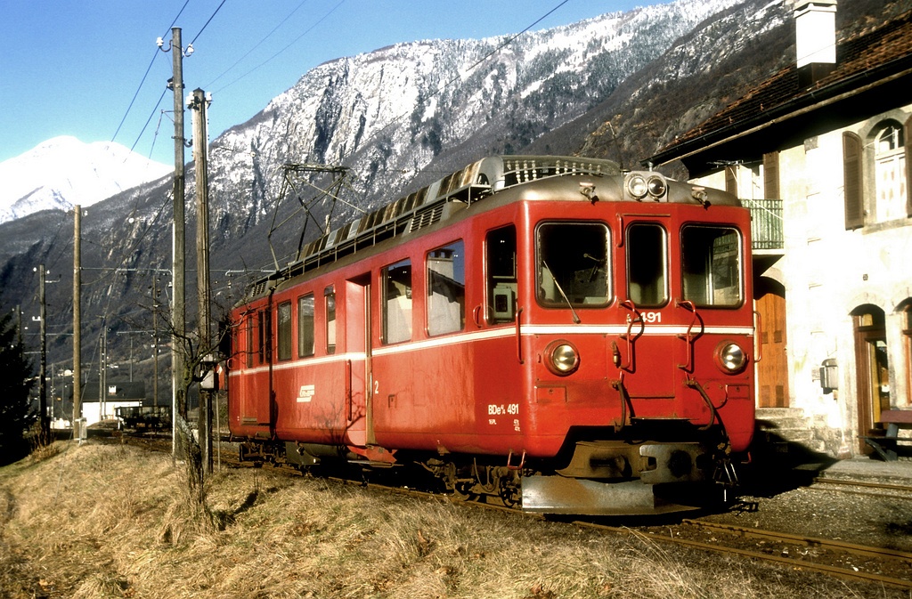 The RhB/BM BDe 4/4 491 DC electric railcar at San Vittore station of the Bellinzona-Mesocco railway on 27/02/1989. photo