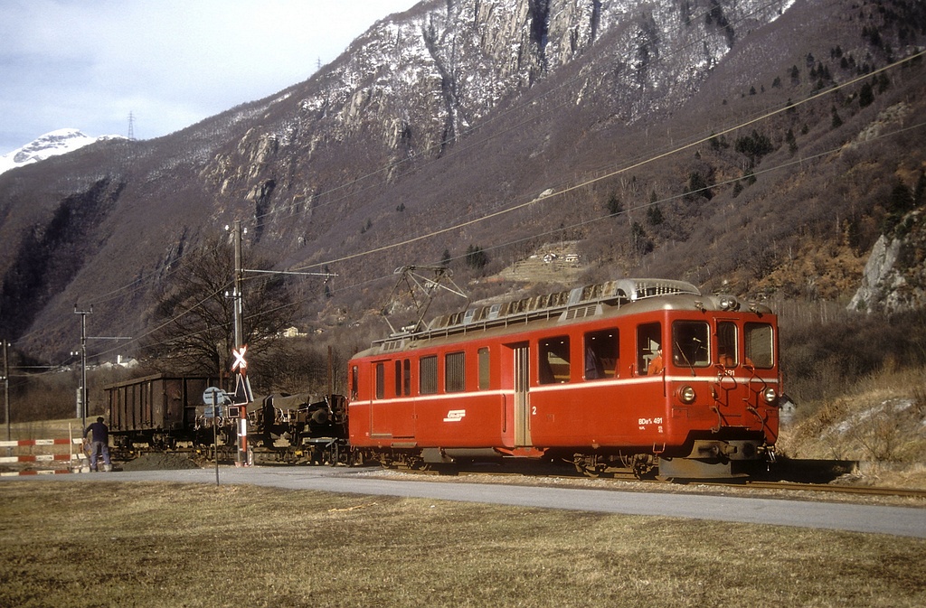 The RhB/BM BDe 4/4 491 DC electric railcar by San Vittore station of the Bellinzona-Mesocco railway on 27/02/1989. photo