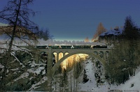 The RhB G 4/5 108 historic steam locomotive on the Val Tuoi-Viadukt by Guarda