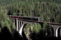 Az RhB Ge 4/4<sup>I</sup> 602 Cinous-chel-Brail előtt az Inn-viadukton, még zöld színben, régi vezetőfülkével