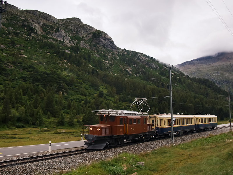 Az RhB Ge 4/4 182 Bernina-Krokodil az Alpine-Classic Pullman Express kt panormakocsijval Morteratsch s Bernina Suot kztt fot