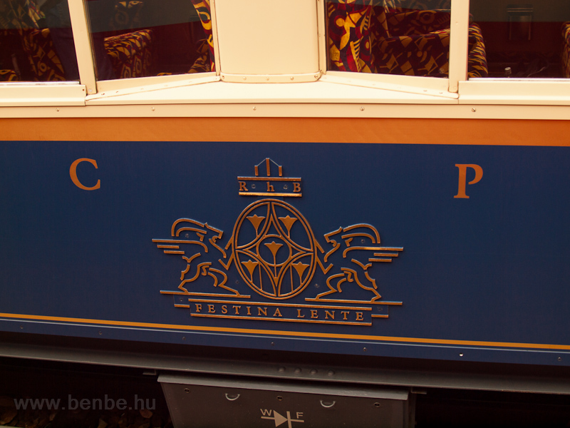 A cmer egy Alpine Classic Pullman Express kocsin fot