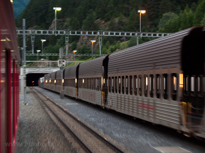Vereina-bzisalagutas autszllt vonat Sagliains llomson az Engadinban fot