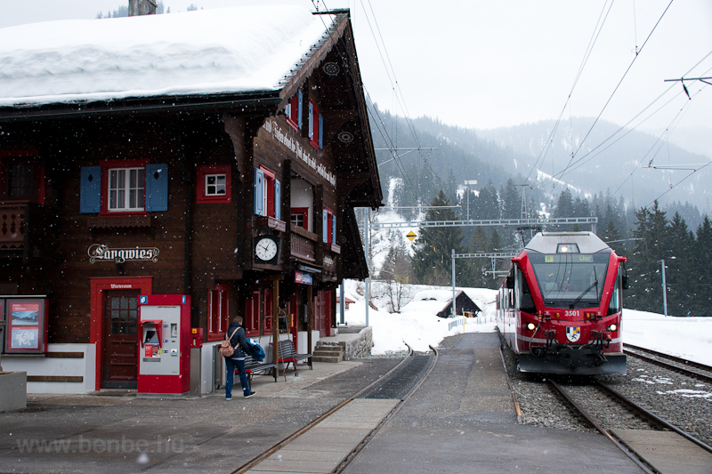 A Rhätische Bahn ABe 8/12 3501 Langwies állomáson fotó