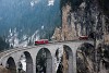 A Rhätische Bahn svájci kisvasút Ge 6/6<sup>II</sup> 706 pályaszámú mozdonya tehervonattal Filisur és Alvaneu között a Landwasser-viadukton
