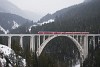 A Rhätische Bahn ABe 8/12 3502 Litzirüti és Langwies között a híres, vasbetonból készült Langwieser-viadukton