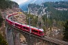 A Rhätische Bahn ABe 8/12 3509 Filisur és Alvaneu között a Schmittentobel-viadukton posta-konténerekkel kiegészítve