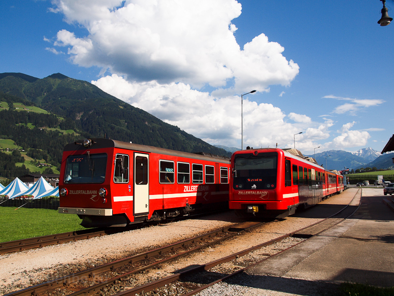 A Zillertalbahn VT 4 motorvonat keresztez egy mozdonyos ingval Fgen-Hart im Zillertal llomson fot