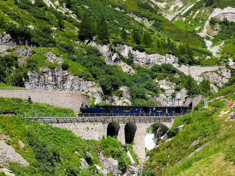 A Dampfbahn Furka Bergstrecke HG 3/4 1 Gletsch s Oberwald kztt a 25 m hossz Rhne-viadukton fot