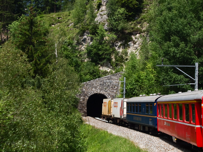 Az igencsak vegyes vonatunkba egy Gourmino tkezőkocsi s kt Coop hűtőkontner is jutott - a httrben az első spirlalagt, a Greifenstein-Kehrtunnel kijrata Filisur fltt fot