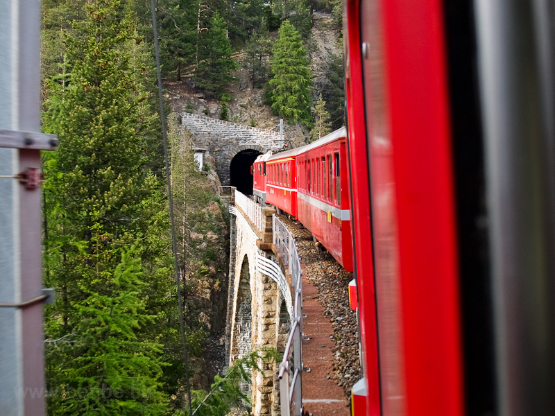 Az Oberengadint az Unterengadintl elvlaszt szurdokban viadukt-alagt-viadukt tpus vonalvezets van fot