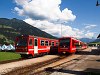 A Zillertalbahn VT 4 motorvonat keresztez egy mozdonyos ingval Fgen-Hart im Zillertal llomson