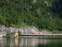ÖBB 1142+CityShuttle ingavonat a Traunsee partján Traunkirchen Ort és Ebensee Landungsplatz között