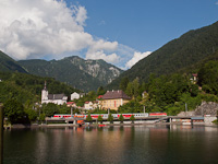 ÖBB 1142+CityShuttle ingavonat a Traunsee partján Traunkirchen Ort és Ebensee Landungsplatz között