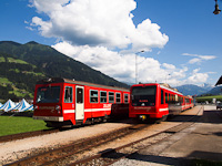 A Zillertalbahn VT 4 motorvonat keresztez egy mozdonyos ingval Fgen-Hart im Zillertal llomson