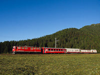 A Rhätische Bahn (RhB) Ge 6/6<sup>II</sup> 703 Spinas és Bever között