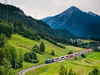 A Rhätische Bahn Ge 4/4<sup>III</sup> 652 <q>Hockey Club Davos</q> Surava és Tiefencastel között a Glacier-Express panorámavonattal