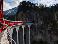 A Rhätische Bahn Ge 4/4<sup>III</sup> 652 <q>Hockey Club Davos</q> Alvaneu és Filisur között a Landwasser-Viadukton
