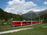 A Rhätische Bahn (RhB) ABe 8/12 3508 Bever és Spinas között