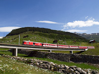 A Matterhorn-Gotthardbahn Deh 4/4<sup>I</sup> 24 Rueras s Dieni kztt egy krbejrt s RhB kocsival kiegsztett ingavonattal